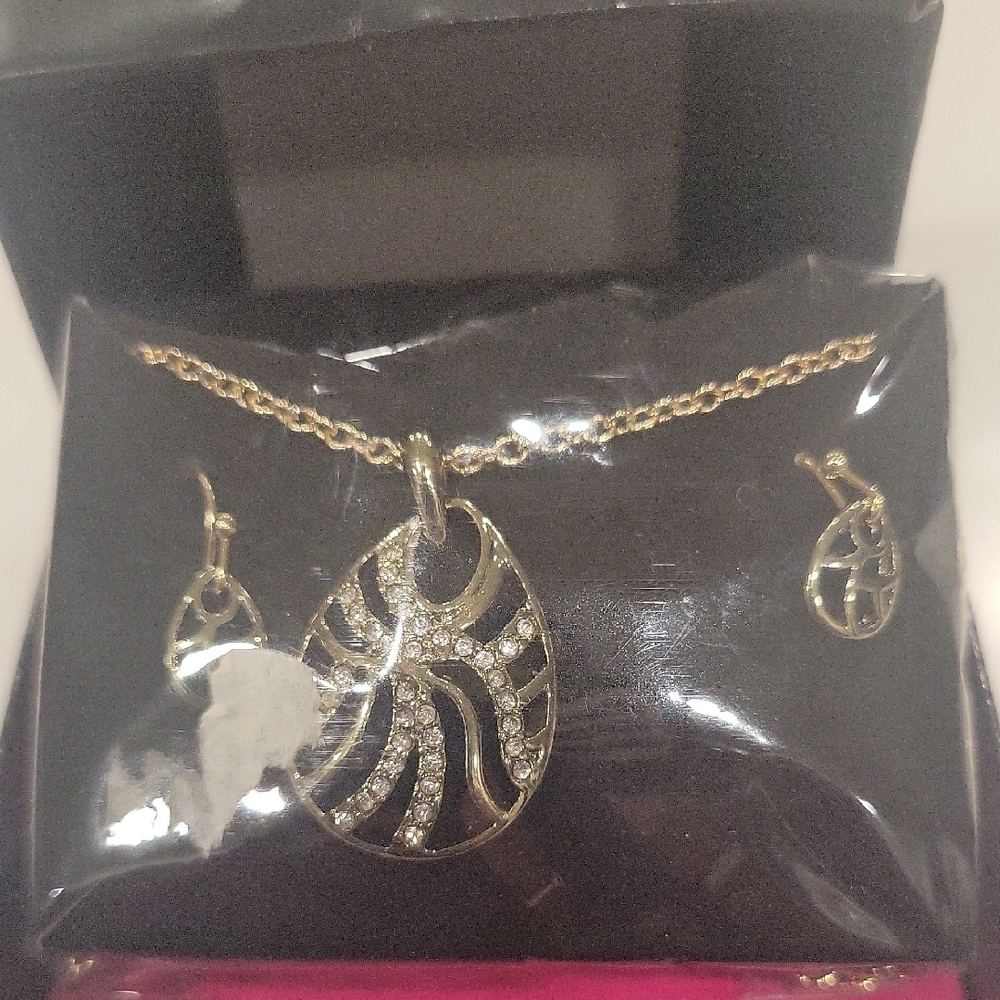New Elegant Goldtone Pendant Necklace With Rhinestones Set